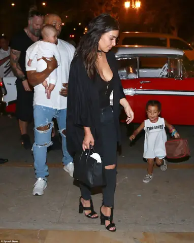 Ai Là Thành Viên Gia Đình Saint West? Cây Gia Phả Chi Tiết Cha, Mẹ, Anh Chị Em Và Họ Hàng Kardashian - West Ai Là Thành Viên Gia Đình Saint West? Cây Gia Phả Chi Tiết Cha, Mẹ, Anh Chị Em Và Họ Hàng Kardashian - West