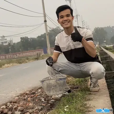 Anh Vá Đường Là Ai? Hồ Sơ Tiktoker Vũ Trần Duy Nhất Nổi Tiếng Nhờ Vá Ổ Gà Miễn Phí Anh Vá Đường Là Ai? Hồ Sơ Tiktoker Vũ Trần Duy Nhất Nổi Tiếng Nhờ Vá Ổ Gà Miễn Phí
