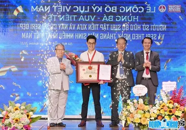 Hùng Bá (vua Tiền Tệ) Là Ai? Tiểu Sử, Bộ Sưu Tập Tiền Khủng & Sự Thật Về Việc Bán Tiền Trên Tiktok Hùng Bá (vua Tiền Tệ) Là Ai? Tiểu Sử, Bộ Sưu Tập Tiền Khủng & Sự Thật Về Việc Bán Tiền Trên Tiktok