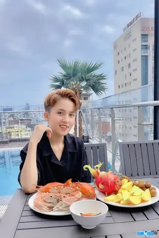 Ken Khểnh Là Ai? Tiểu Sử, Tên Thật, Quê Quán Và Hành Trình Từ Phục Vụ Trà Sữa Thành Tiktoker Triệu View Ken Khểnh Là Ai? Tiểu Sử, Tên Thật, Quê Quán Và Hành Trình Từ Phục Vụ Trà Sữa Thành Tiktoker Triệu View